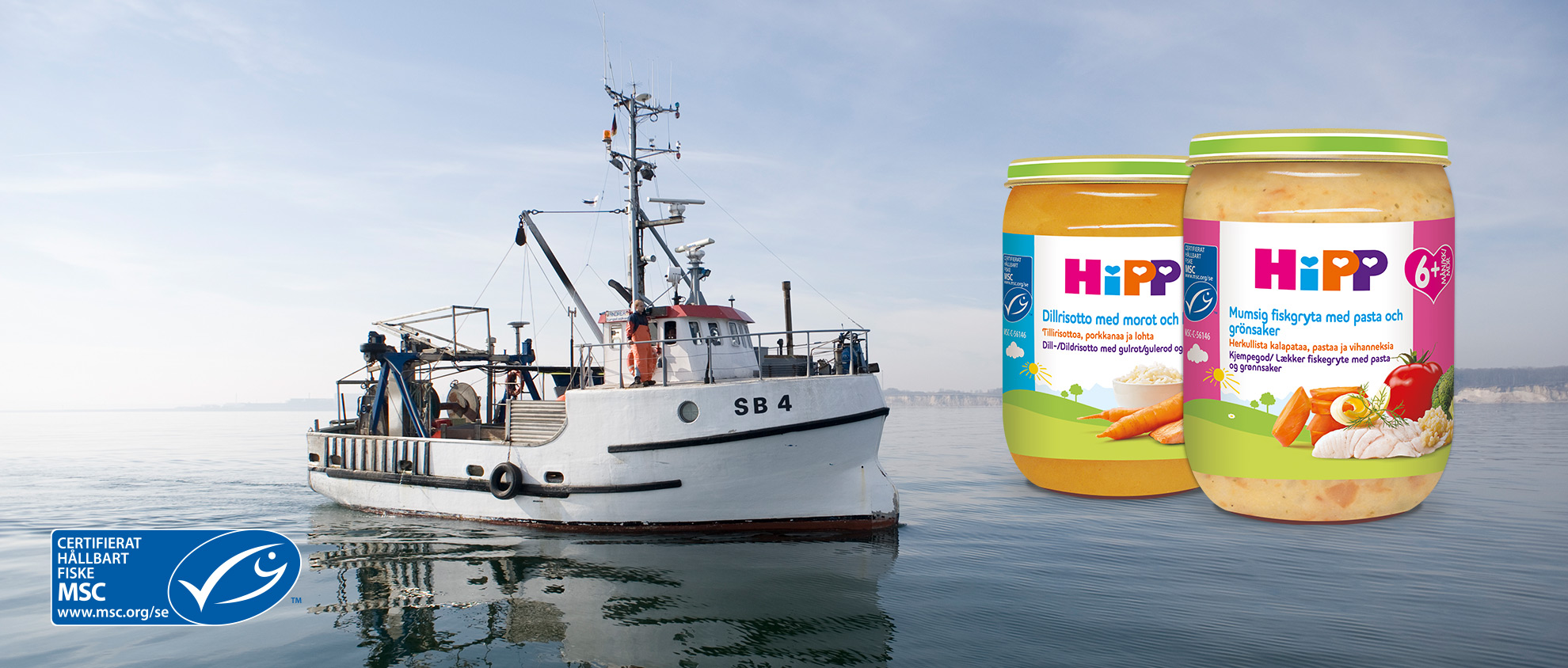 En fiskebåt på lugnt vatten med två burkar barnmat med fisk och grönsaker, tillsammans med en certifieringslogotyp för hållbart fiske.