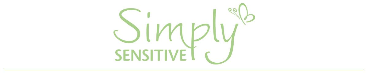 Texten "Simply Sensitive" i ett kursivt typsnitt.
